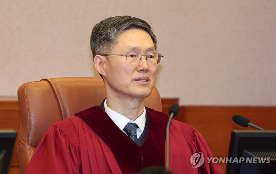 문형배 헌법재판소장 권한대행이 17일 서울 종로구 헌법재판소 대심판정에서 열린 3인에 대한 탄핵심판 1차 변론기일에 입장해 착석해 있다. [공동취재·연합뉴스]